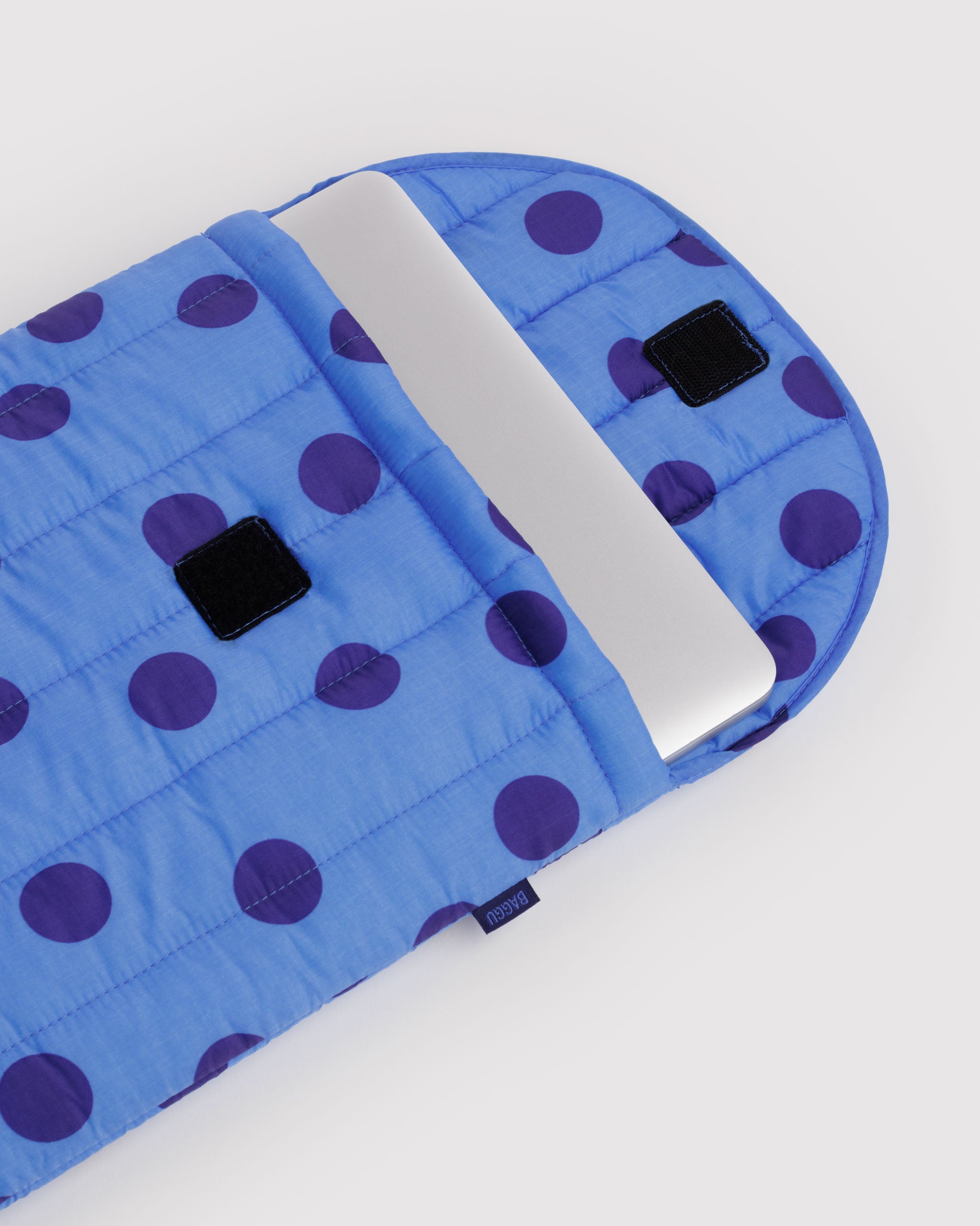 BAGGU Puffy Laptop Sleeve 16" - Blue Polka Dot